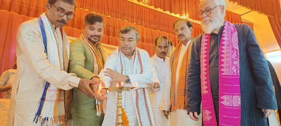 ত্রিপুরা রাজ্যের প্রভারী হিসেবে দায়িত্ব পাওয়ার পর মহেশ শর্মা সারা রাজ্য ঘুরে বেড়াচ্ছেন। নির্বাচন দোরগোড়ায়। এই নির্বাচন যে এতটা সহজ হবে না তা বিজেপি নেতৃত্ব ভালই বুঝে গেছেন। সেই দিকেই হিসাব রেখে শনিবার খয়েরপুর বিধানসভার অন্তর্গত পশ্চিম নোয়াঁবাদীর একতাঁরা কম্যুনিটি  হলঘরে ভারতীয় জনতা পার্টির ত্রিপুরা প্রদেশের দ্বায়িত্বপ্রাপ্ত প্রভারী  সাংসদ ডাক্তার মহেশ শর্মাজি, ভারতীয় জনতা পার্টির প্রদেশ সভাপতি রাজীব ভট্টাচার্য,  রাজ্যের  শিক্ষামন্ত্রী তথা ২-মোহনপুর বিধানসভা কেন্দ্রের বিধায়ক  রতন লাল নাথ, মন্ত্রী সুশান্ত চৌধুরী,রাজ্য বিধানসভার  অধ্যক্ষ তথা ৫-খয়েরপুর কেন্দ্রের বিধায়ক  রতন চক্রবর্তী, ৪-বড়জলা কেন্দ্রের বিধায়ক ডাঃ দিলীপ কুমার দাস, ত্রিপুরা প্রদেশ কমিটির সম্পাদক রতন ঘোষ, সদর গ্রামীণ জেলার সভাপতি অসিত রায়, প্রভারী সজল আচার্য্যী,পশ্চিম ত্রিপুরা জিলা পরিষদের সভাধিপতি অন্তরা দেব সরকার, সদর গ্রামীণ জেলার অন্তর্গত বিভিন্ন মন্ডলের মন্ডল সভাপতি ও অন্যান্য পদাধিকারী ও সদস্যদের উপস্থিতিতে গুরুত্বপূর্ণ  সাংগঠনিক বৈঠক অনুষ্ঠিত হয়।