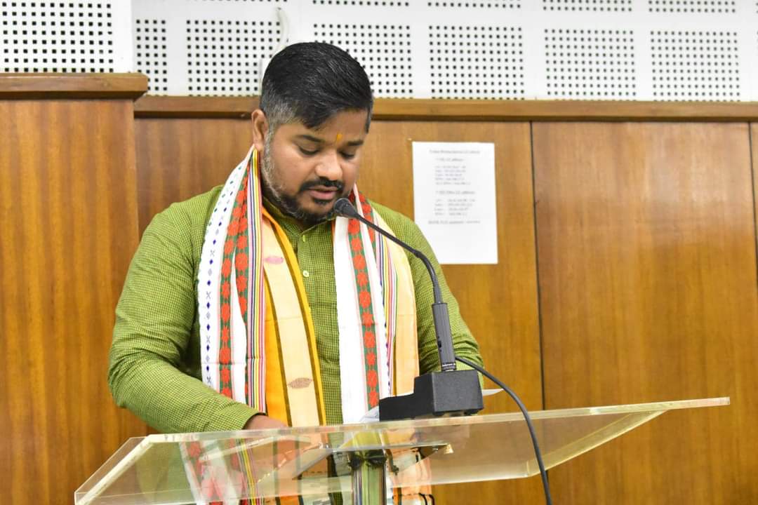 শনিবার রাজধানীর প্রজ্ঞা ভবনে প্রদীপ প্রজ্জ্বলনের মাধ্যমে “দ্য ইন্সটিটিউট অব ইঞ্জিনিয়ার্স (ইন্ডিয়া)” (ত্রিপুরা স্টেট সেন্টার)-এর ১৪-তম বার্ষিক সাধারণ সভার শুভ সূচনা করেন তথ্য ও সংস্কৃতি মন্ত্রী সুশান্ত চৌধুরী এবং রাজ্যের পূর্ত দপ্তর-পানীয় জল ও স্বাস্থ্যবিধান দপ্তর-গ্রামোন্নয়ন দপ্তরের যৌথ উদ্যোগে  আয়োজিত পানীয় জল ও স্বাস্থ্যবিধান শীর্ষক এক আলোচনাচক্রে অংশগ্রহণ করেন মন্ত্রী। আজকের এই অনুষ্ঠানে অন্যান্যদের মধ্যে উপস্থিত ছিলেন পানীয় জল ও স্বাস্থ্য বিধান দপ্তরের নির্বাহী বাস্তকার শ্যামলাল ভৌমিক, দ্য ইন্সটিটিউট অব ইঞ্জিনিয়ার্স (ইন্ডিয়া) (ত্রিপুরা স্টেট সেন্টার)-এর চেয়ারম্যান ইঞ্জিনিয়ার চিন্ময় দেবনাথ,পানীয় জল ও স্বাস্থ্যবিধান দপ্তরের তত্বাবধায়ক বাস্তুকার রাজীব মজুমদার, ডক্টর শুভদ্বীপ ভট্টাচার্য্যী সহ দ্য ইন্সটিটিউট অব ইঞ্জিনিয়ার্স (ইন্ডিয়া) (ত্রিপুরা স্টেট সেন্টার)-এর অন্যান্য পদাধিকারী ও সদস্য-সদস্যরা।