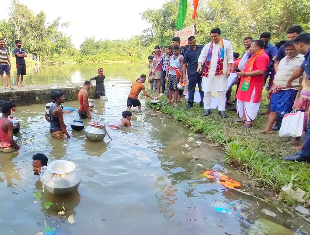 গ্রামীণ জীবনশৈলীর সুখকর স্মৃতিচারনা যেন, খালি হাতে মাছ শিকার প্রতিযোগিতা l জীবিকার তাগিদেই হোক বা মনের খোরাক, অত্যাধুনিক সামগ্রী ব্যবহারে মৎস শিকার সাথে পাল্লা দিয়ে, হাতে মাছ ধরা পারদর্শীতা, বহুল পরিচিত প্রাচীন কৌশল l  তপশিলি জাতিভুক্তদের পাশাপাশি এই সম্মানজনক পেশা বর্তমানে সামগ্রিক জীবিকা উপার্জনের অন্যতম পথ l মৎস শিকারের এই প্রাচীন ঐতিহ্যকে সতেজ করার লক্ষ্যে বামুটিয়া গান্ধীগ্রামে আয়োজিত খালি হাতে মাছ ধরা প্রতিযোগিতা এক অভিনব ও অনন্য উদ্যোগ l আজ এই প্রতিযোগিতায় উপস্থিত ছিলেন সাংসদ তথা প্রাক্তন মুখ্যমন্ত্রী বিপ্লব কুমার দেব ু বাবুটিয়ার বিধায়ক কৃষ্ণধন দাস।