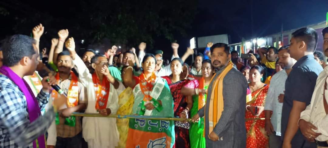 সম্প্রতি সামাজিক ভাতা বৃদ্ধি করে ২০০০ টাকা করা সহ স্বরাষ্ট্র-শিক্ষা দপ্তরে একসঙ্গে ১০১৭৫ টি সরকারি চাকুরির ঘোষণা ও বিভিন্ন জনহিতকর প্রকল্পের জন্য বিজেপি নেতৃত্বাধীন কেন্দ্র ও রাজ্য সরকারকে ধন্যবাদ জানিয়ে রবিবার মোহনপুরে মজলিশপুর পশ্চিম মজলিশপুর,হরিজয় গ্রাম পঞ্চায়েতের ভারতীয় জনতা পার্টির একনিষ্ঠ কর্মী-সমর্থক,কার্যকর্তা ও বিভিন্ন প্রকল্পের সুবিধাভোগীদের উপস্থিতিতে ভারতীয় জনতা পার্টির ১০-মজলিশপুর মন্ডলের পক্ষ থেকে এক ধন্যবাদ ৱ্যালির পর অনুষ্ঠিত সভায় সামিল হয় তথ্য ও সংস্কৃতি মন্ত্রী সুশান্ত চৌধুরী। সেখানে বিভিন্ন দল ছেড়ে বি জে পিতে আগতদের বরণ করে নেয় মন্ত্রী।
