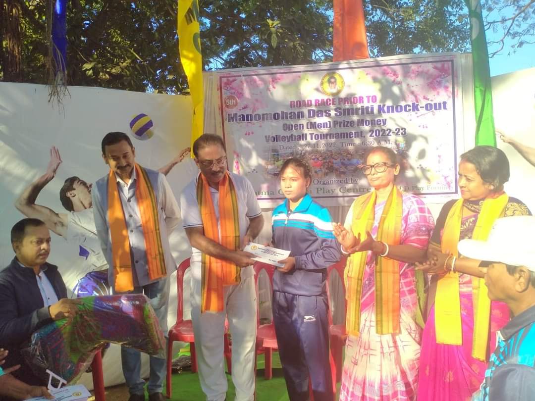 On Sunday Mahatma Gandhi Play Center  and M.M.D. to mark the auspicious inauguration of the 5th Manmohan Das Smriti Knockout Open Man Prize Money Volleyball Competition  organized by Play Forum, the Athletics Women’s 3 km and Boys’ 5 km races were held. Eminent philanthropist Rajiv Bhattacharya handed over the prizes to the winners.