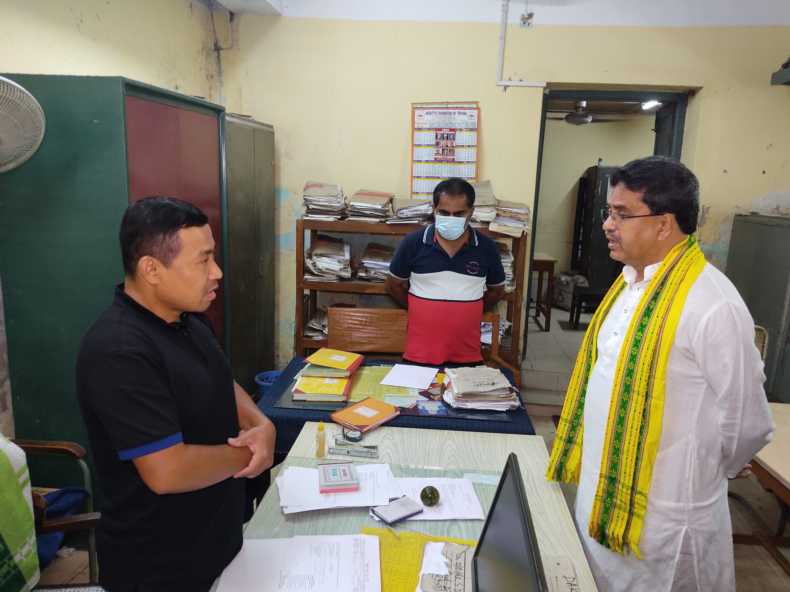State Chief Minister Manik Saha made a surprise visit to the office of the Netaji Chowmuhani Public Works Department on Saturday. It is known that during the surprise visit, the chief minister found several errors and deviations in the office. Also find out the omissions in several respects. He advised the top officials of the works department to continue the work properly. In this regard, the Chief Minister wrote on social media, “Today, as the Minister in charge of the Public Works Department, I visited the office of the Public Works Department located at Netaji Chowmuhani in Agartala. Talk to the employees and officials present about the speed and nature of their work. In order to implement the State Government’s “Good Governance at Home” program, it is essential to maintain the work culture of the employees.