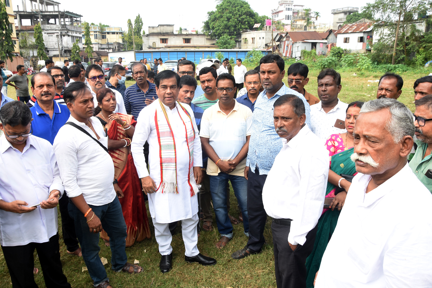 সরোজ সংঘ দীর্ঘদিন ধরে ই খেলাধুলার সঙ্গে জড়িয়ে আছে। ফুটবল মাঠে একটি পরিচিত নাম। পাশাপাশি অন্যান্য খেলাধুলায় ও জড়িয়ে আছে তারা।সরোজ সংঘ ক্লাব সংলগ্ন একটি খেলার মাঠ ছিল দীর্ঘদিন ধরেই। বেশ কিছুদিন পূর্বে এলাকার কিছু মাতব্বর মাঠটিকে বিয়ে বাড়িতে রূপান্তর করার চেষ্টা করে। কিন্তু এলাকাবাসীর বাধাদানের ফলে পিছপা হতে হয় সে মাতব্বরদের। তারপর থেকে  বেহাল অবস্থায় পড়ে আছে মাঠটি। সম্প্রীতি সরোজ সংঘ ক্লাবের পক্ষ থেকে পুর নিগমের মেয়র এর নিকট মাঠটিকে সংস্কারের দাবি নিয়ে  অনুরোধ করা হয়। শুক্রবার পুর নিগমের মেয়র দীপক মজুমদার ঘুরে দেখলেন মাঠটি। এবং ক্লাব কর্তৃপক্ষকে তিনি আশ্বাস দিলেন মাঠটি সংস্কারের।