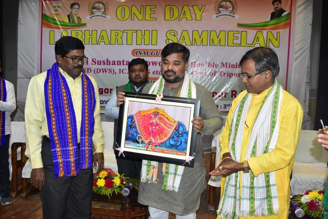 Minister for Information and Culture Sushant Chowdhury exchanged views with the Beneficiary Conference jointly organized by Amarpur Nagar Panchayat and Amarpur Rural Development Block by lighting lamp at Amarpur Town Hall of Gomti district on Saturday.