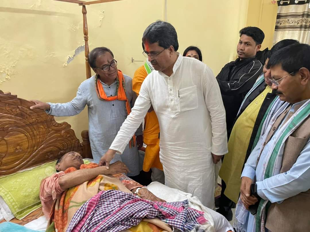 Chief Minister Dr. Manik Saha went to Bilonia Circuit House on Thursday after hearing about the illness of senior lawyer Arun Chandra Bhowmik, MLA of Bilonia Assembly Constituency. Now he is very healthy. The Chief Minister wished him a speedy recovery.