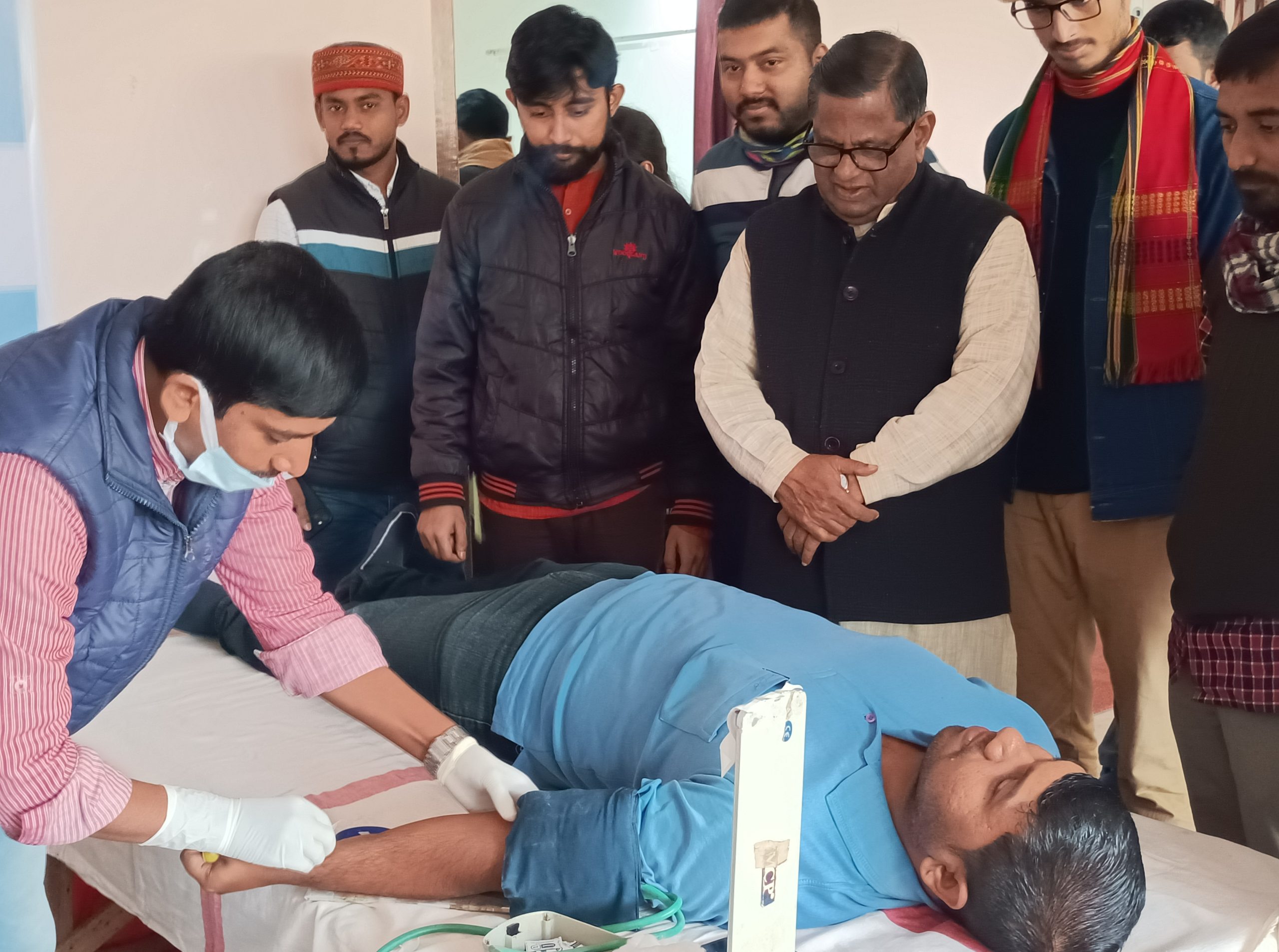 🧧🚨The Students Federation of India celebrated its 53rd foundation day at its own Agartala office. Besides, they also organized a blood donation camp on this day in view of the foundation day. Ex-president SFI and CPIM leader Pabitra Kar visited the camp.