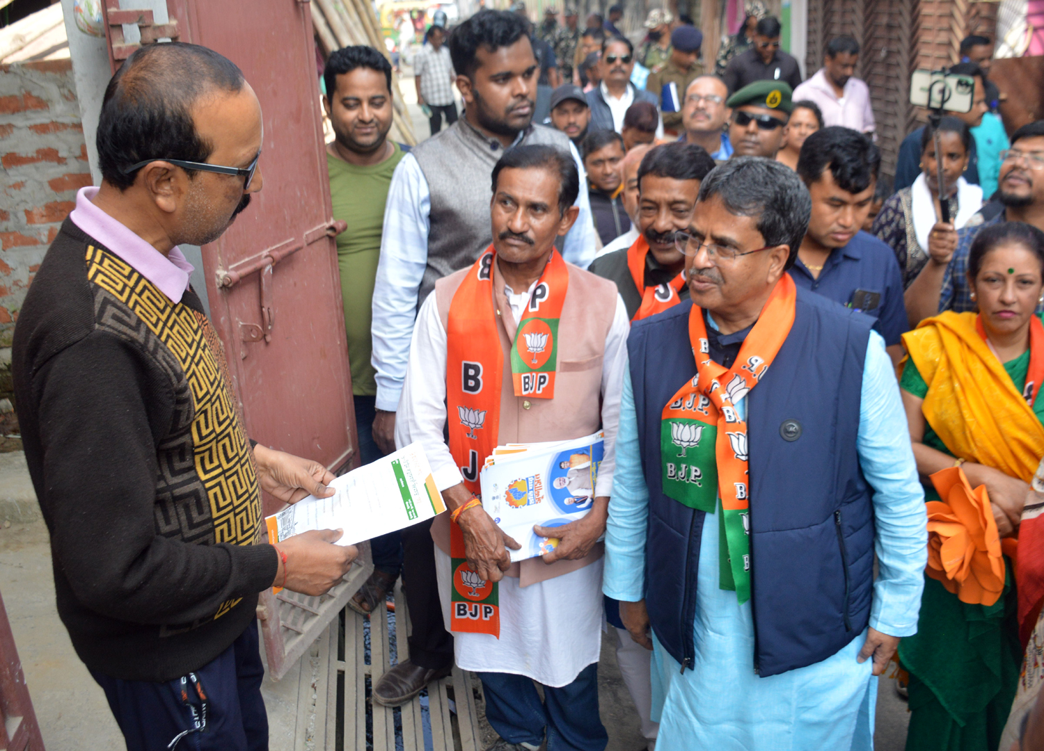 🚨🧧BJP means development, BJP means good governance. Keeping this slogan in front On Tuesday, Chief Minister Dr. Manik Saha participated in door-to-door canvassing for votes for the Bharatiya Janata Party in booths 8, 25 and 26 under Ward No. 34 of Baradwali Assembly constituency.