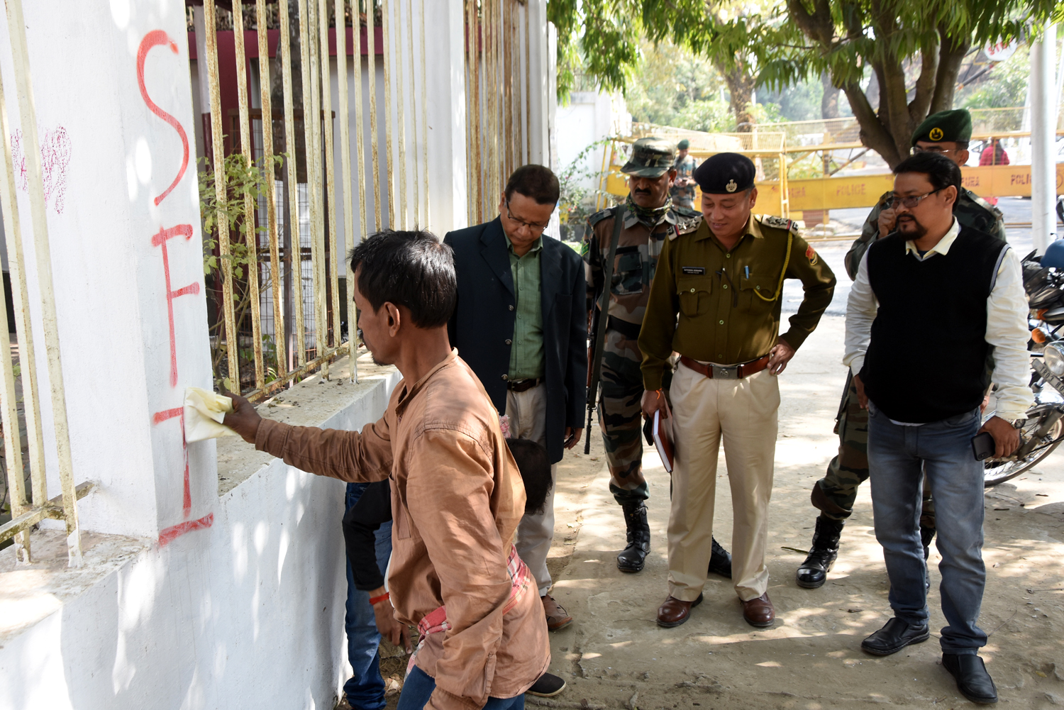 🧧🚨Election Commission is taking down the campaign decorations of various political parties placed on government places and properties after the announcement of elections.