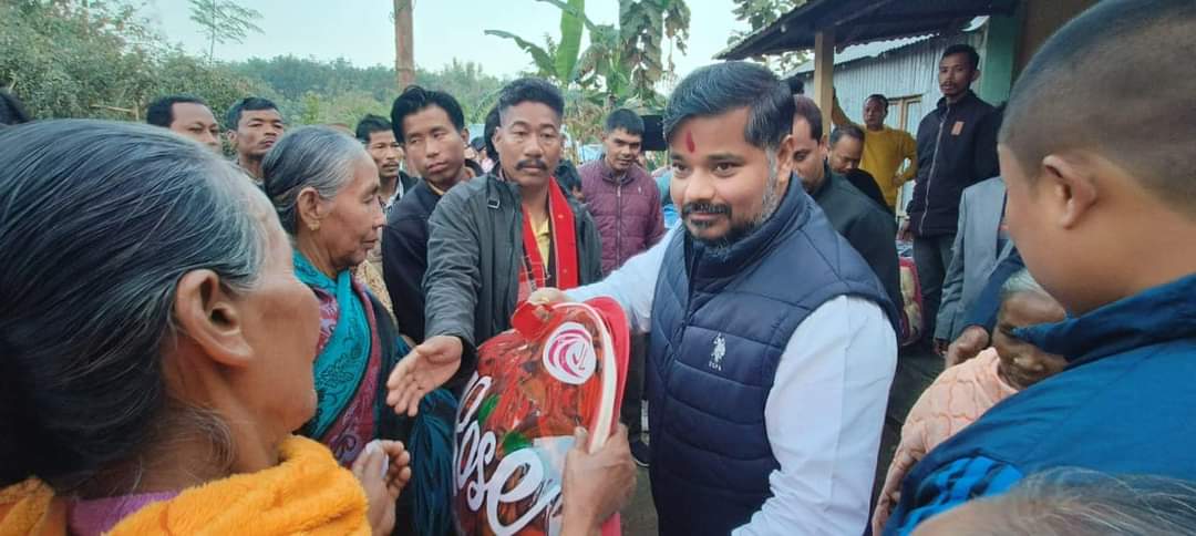 🚨🧧 On the first day of the English New Year, minister Sushant Chowdhury distributed blankets among the people of Janjati section of Chargharia and Uttar Jayanagar ADC villages of Majlishpur assembly constituency. In this regard, the minister said, as my heart-filled love, respect, respect and sympathy for the Janjati mothers, brothers and sisters, today, on the first day of the English New Year 2023, he distributes 250 blankets as winter clothes to Chargharia ADC Village and North Jayanagar ADC Village in severe cold weather.