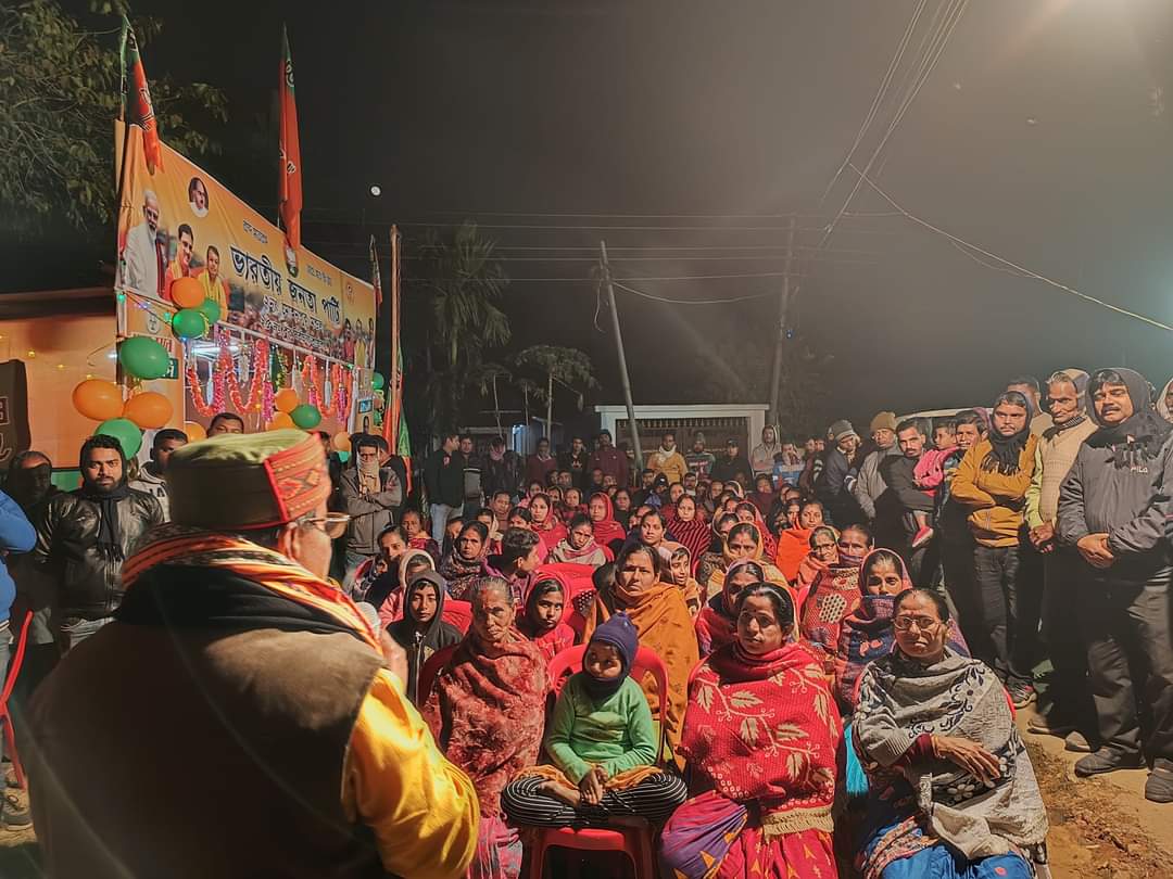 🧧🚨Minister Ratan Lal Nath inaugurated the booth election office at Booth No. 25 in Shanitala area of ​​Mohanpur mandal. There he exchanged views with the public and officials. Besides, 15 voters from 5 families joined the Bharatiya Janata Party in this meeting as a result of the development work of the state government and welcoming the efforts to make Mohanpur a modern Mohanpur