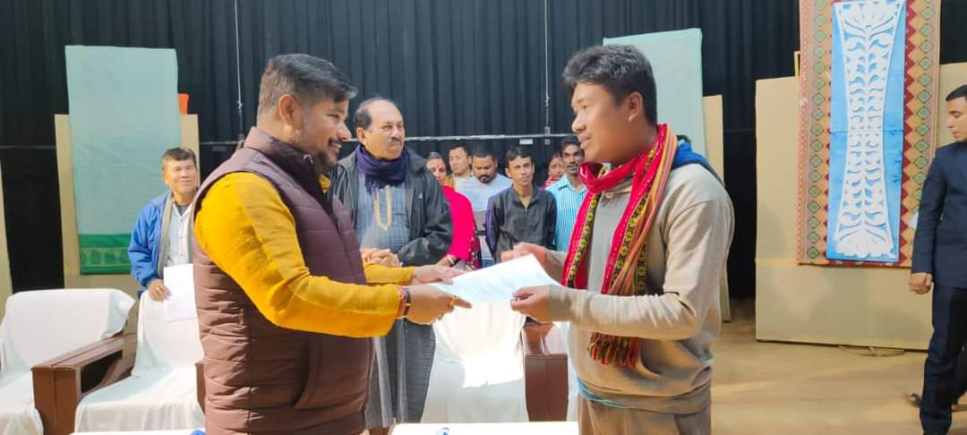 🚨🧧On Saturday, Minister Sushant Chowdhury participated in the conversation with all the tri-cycle auto car permit recipients of Majlishpur assembly constituency and wished them all a bright future in the coming days in the battle of self-reliance.🧧🚨
