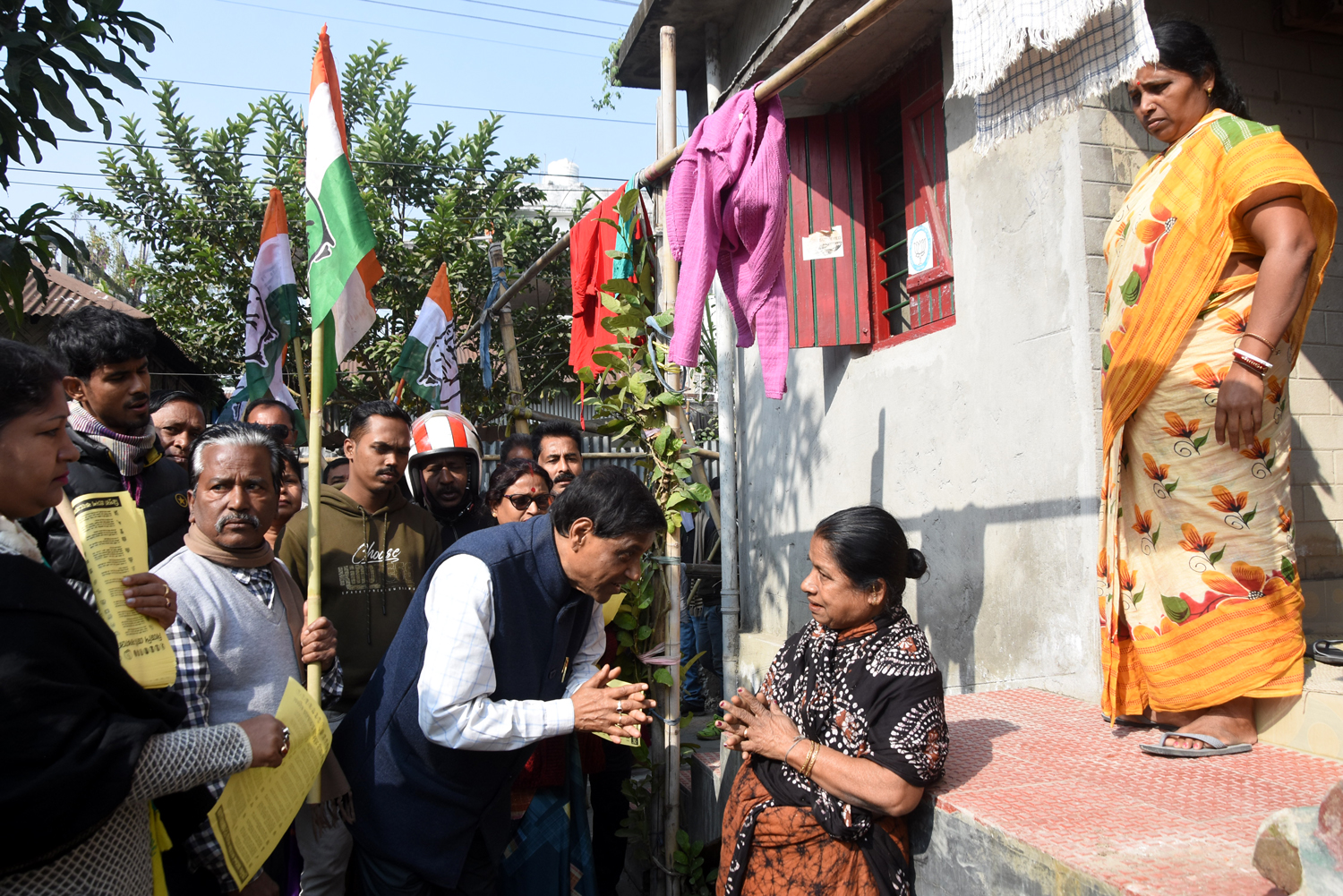 🚨🧧Gopal Roy campaigning in Banmalipur. And there is enthusiasm among activist supporters in this campaign. In the campaign, he is highlighting the failure of the BJP government from house to house. And he is sure that this time Congress and CPM government is coming to power.