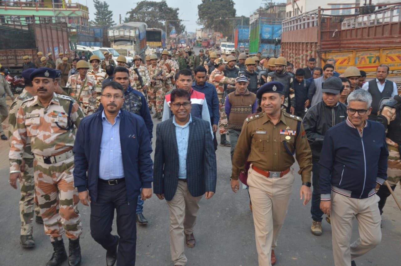 🧧🚨A paramilitary patrol from the hanging bridge area of ​​the capital to promise peaceful polls ahead of the assembly polls. West District District Magistrate, West District Superintendent of Police, Returning Officer Nirmal Adhikari and others were present.