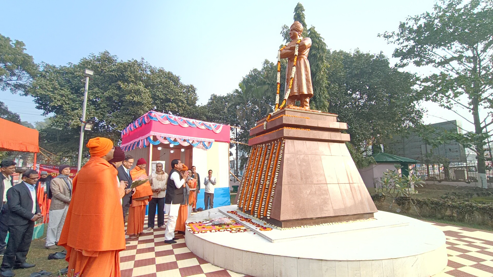 🚨🧧Swami Vivekananda’s birth anniversary was celebrated at Vivek Udyan under the initiative of Ramakrishna Mission. It is noted that Vivekananda’s birth day is celebrated as Youth Day all over the country, Mayor Deepak Majumder along with the monks of Ramakrishna Mission were present. That morning, after paying respects to Swamiji, Vivek Jyoti was lit and then the flag was hoisted. Mayor Deepak Majumder urged the youth to move forward inspired by the ideals of Vivekananda.