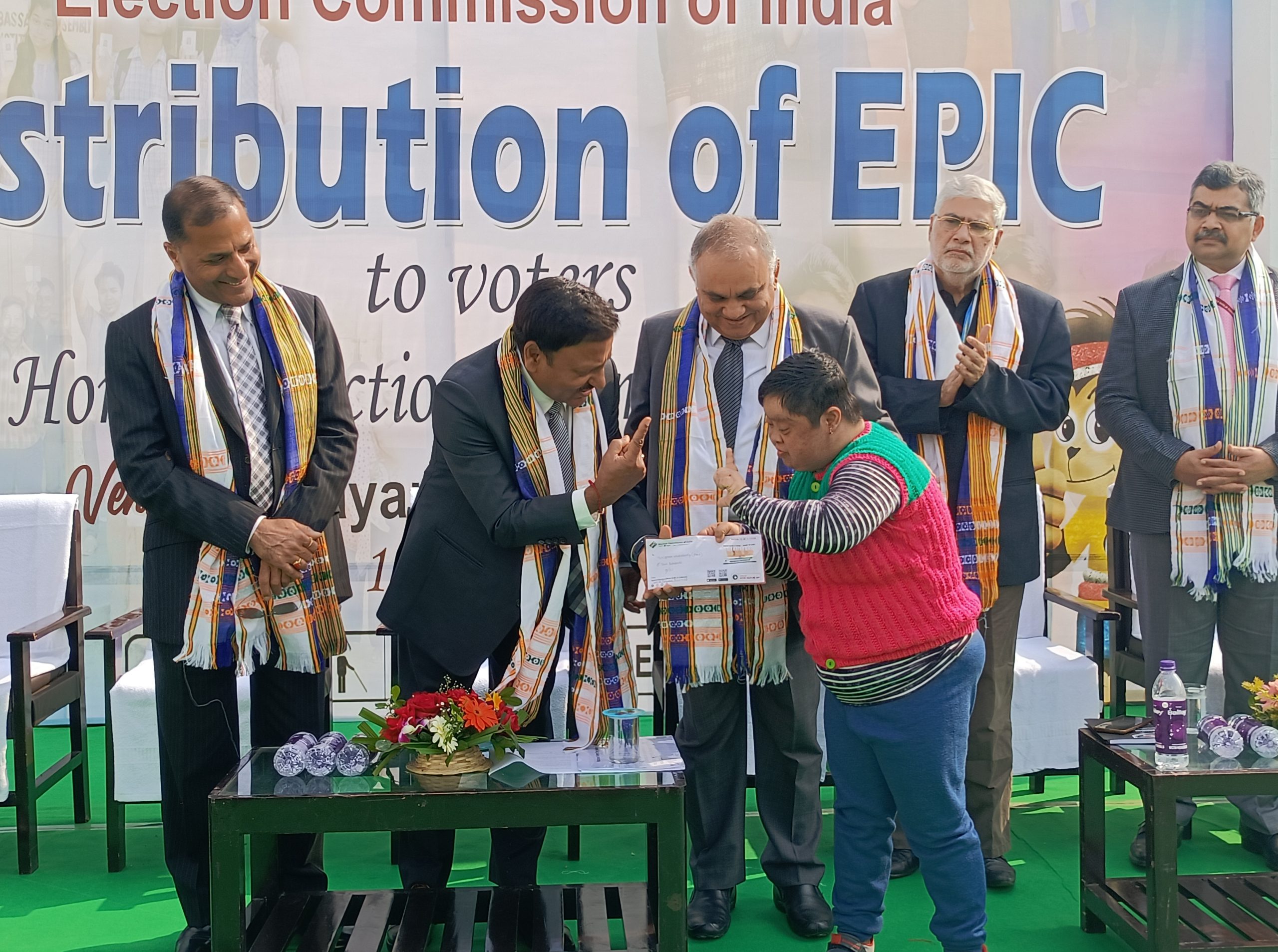🚨🧧Chief Election Commissioner Rajeev Kumar handed over Epic Cards to the new voters and felicitated an elderly voter and a disabled voter. Other members of the Election Commission and State Election Commissioner Kiran Gitte were also present. Thursday at Ujjayant palace premises. Guests also toured an exhibition on the election.