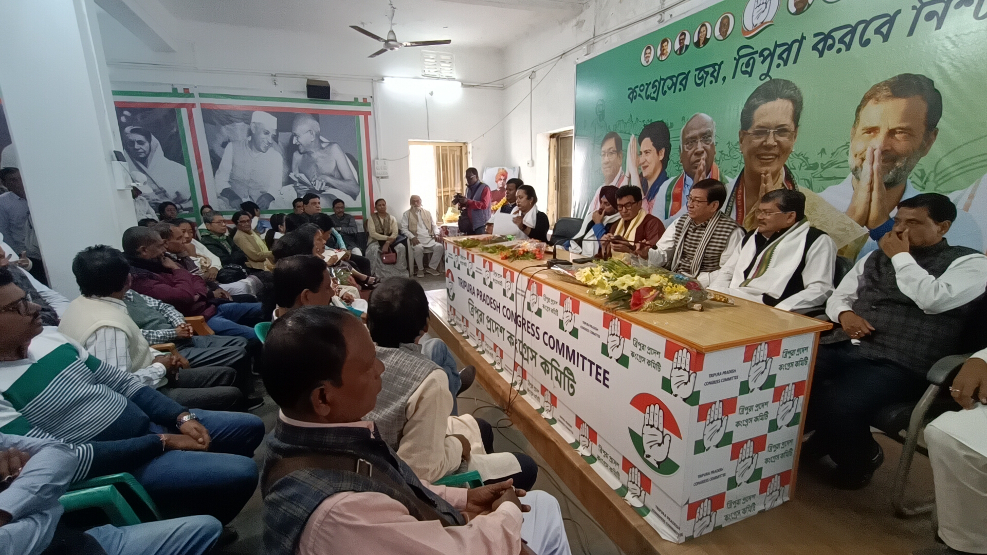 🧧🚨Congress leaders Mukul Wasnik, Arvinder Singh Lovely Sarita Lightphlang, ICC in-charge Ajay Kumar along with the presence of the state leadership held an important meeting on several issues including candidate selection of Congress for upcoming election at Congress Bhavan.