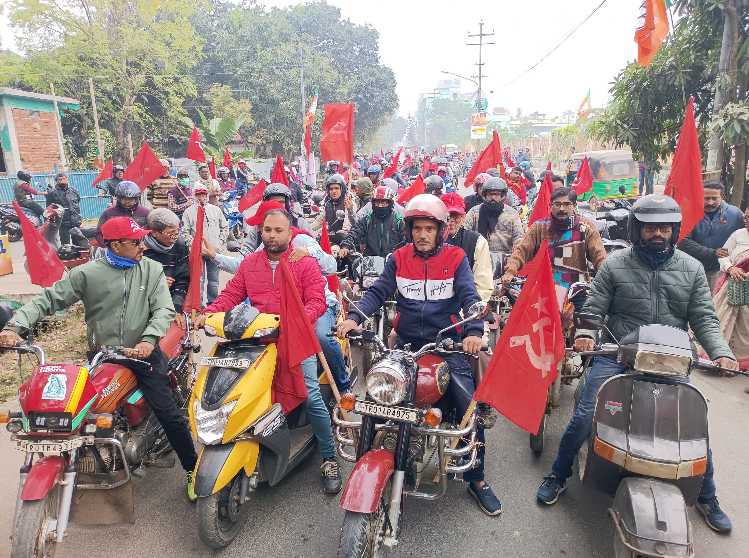 🧧🚨It is not long before the election is announced. In the meantime, every political party has started its campaign in full swing. As a part of that, a bike rally was held today at the Banmalipur Assembly constituency under the initiative of CPIM. The procession left in front of the old jail and went around various roads of Banmalipur area. This bike procession was led by Amal Chakraborty, the candidate who lost in the last assembly polls of Banmalipur. A large number of bikes participate in this procession of the day.🚨