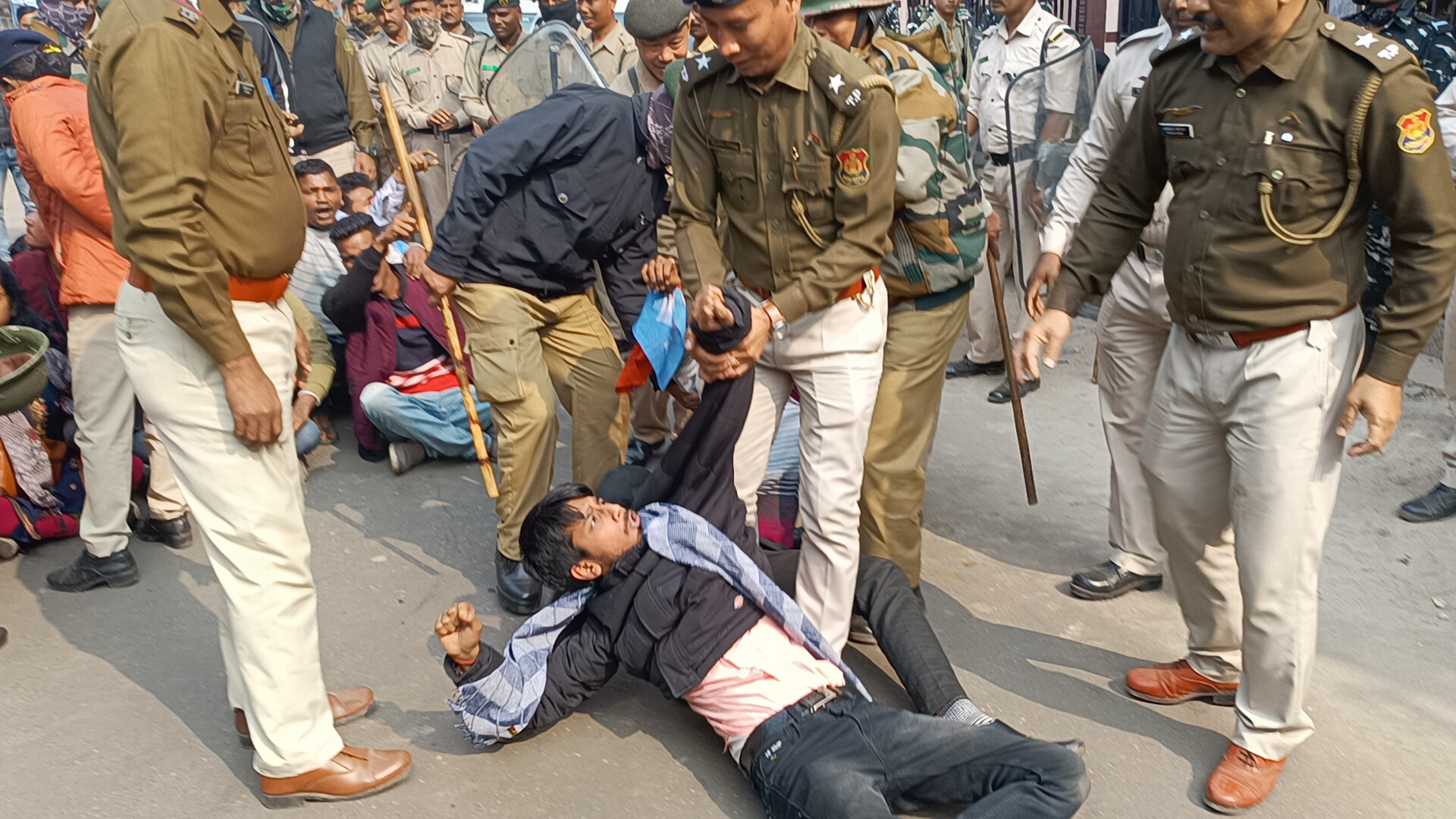 🚨🧧Mohanpur incident Youth Congress and NSUI protests in front of Law Minister house