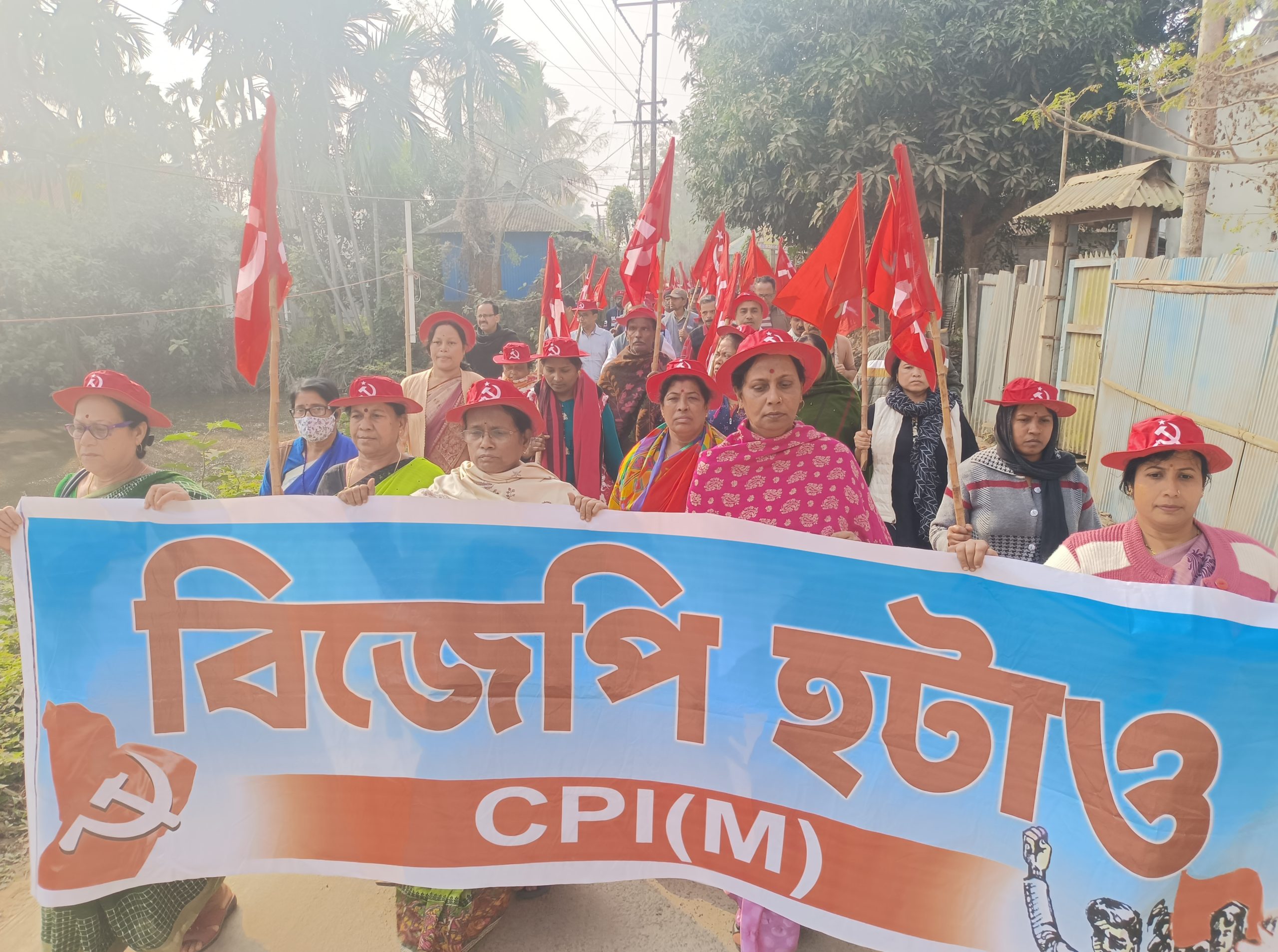 🧧🚨CPIM march in Ramnagar constituency calling for removal of BJP. The procession took off from in front of the Sporting Club on Ramnagar Road No. 4 and took a circuitous route in the Kalikapur area. The procession was led by CPIM leaders Subhashis Ganguly and Ratan Das.