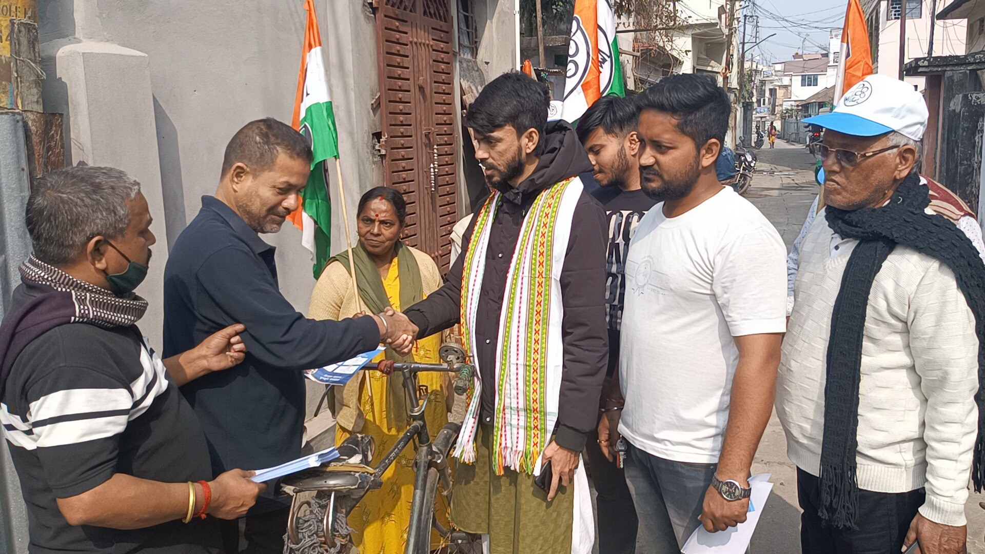 🚨🧧Trinamool Congress Campaign at Chittaranjan Road, Banmalipur constituency.  Banmalipur constituency potential Trinamool Congress candidate and Yuva Trinamool leader Shantanu Saha led the campaign.