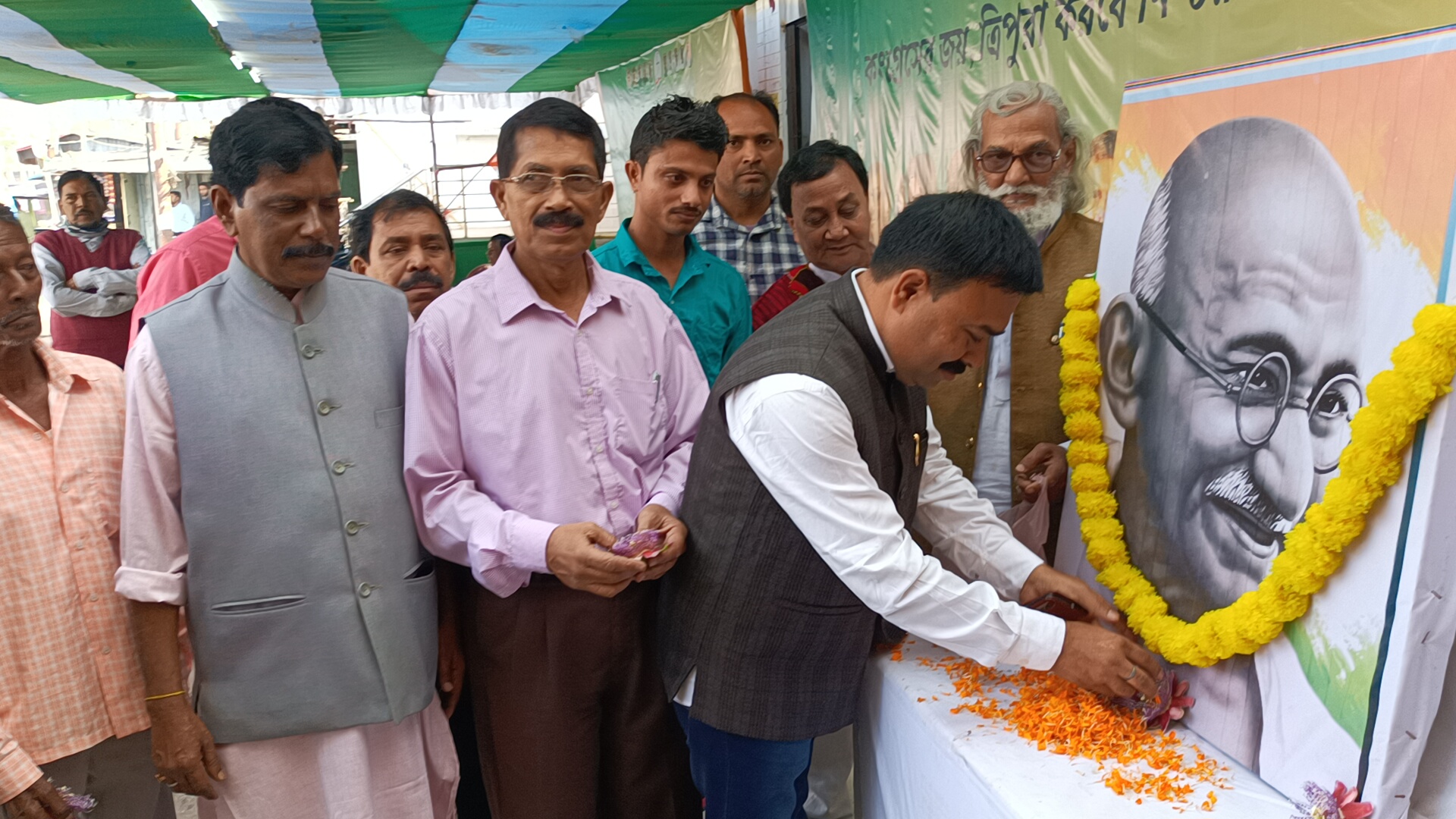 🚨🧧On behalf of the Congress, the province observes Gandhiji’s death anniversary as Martyr’s Day with due dignity. After hoisting the flag in the Congress Bhavan premises on Monday morning, the Congress leadership paid tribute by offering flowers to the portrait of Mahatma Gandhi. Later, the Congress leadership paid respects at Gandhi Ghat.
