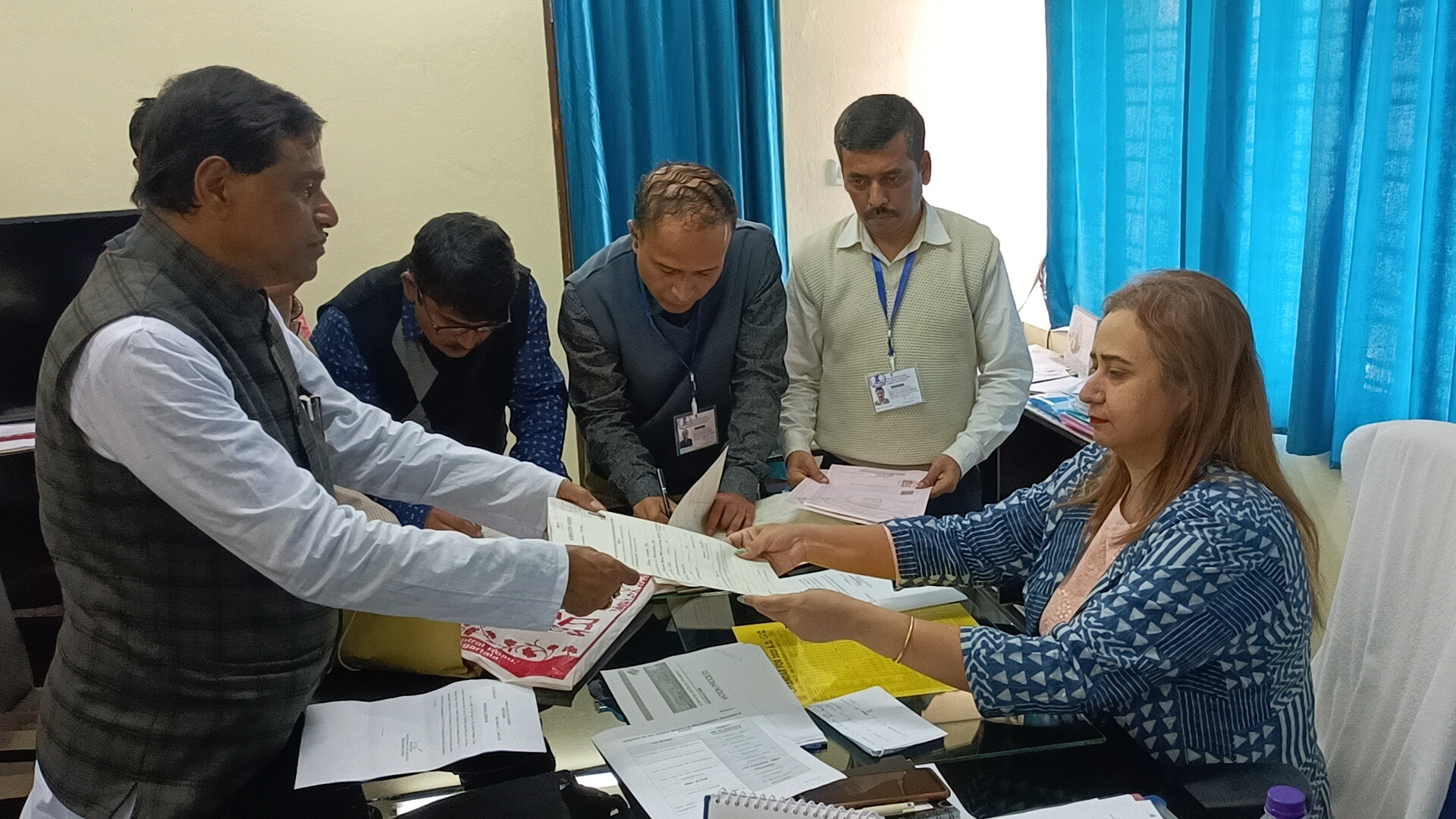🚨🧧Gopal Chandra Roy has submitted nomination papers on behalf of Pradesh Congress in Banmalipur constituency. On the other hand, Amal Chakraborty has submitted nomination papers as the candidate of CPIM from this constituency. It is to be noted that in the seat sharing between Congress and CPIM, this seat was left to Congress. But as CPIM filed its nomination papers today, questions have arisen about the alliance.