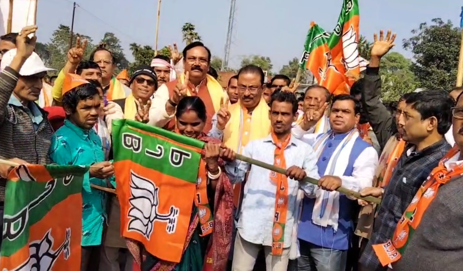 🚨🧧4- Barjala Mandal Kishan Morcha initiated 130 voters from 38 families left CPIM and Congress party and joined Bharatiya Janata Party. BJP state president Rajib Bhattacharya and election official Dr. Mahindra Singh welcomed the newcomers with the party flag.