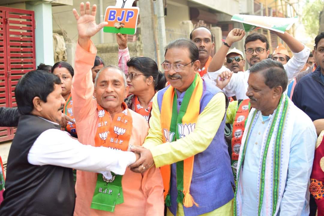 🚨🧧BJP candidate and state president Rajeev Bhattacharya participated in door-to-door public relations activities at booths 7, 8, 9, 10, 11 and 12 of Banmalipur assembly constituency on Thursday. With the passion he sees in the public, he is confident that the BJP is going to form the government again with massive popular support in the upcoming assembly elections.