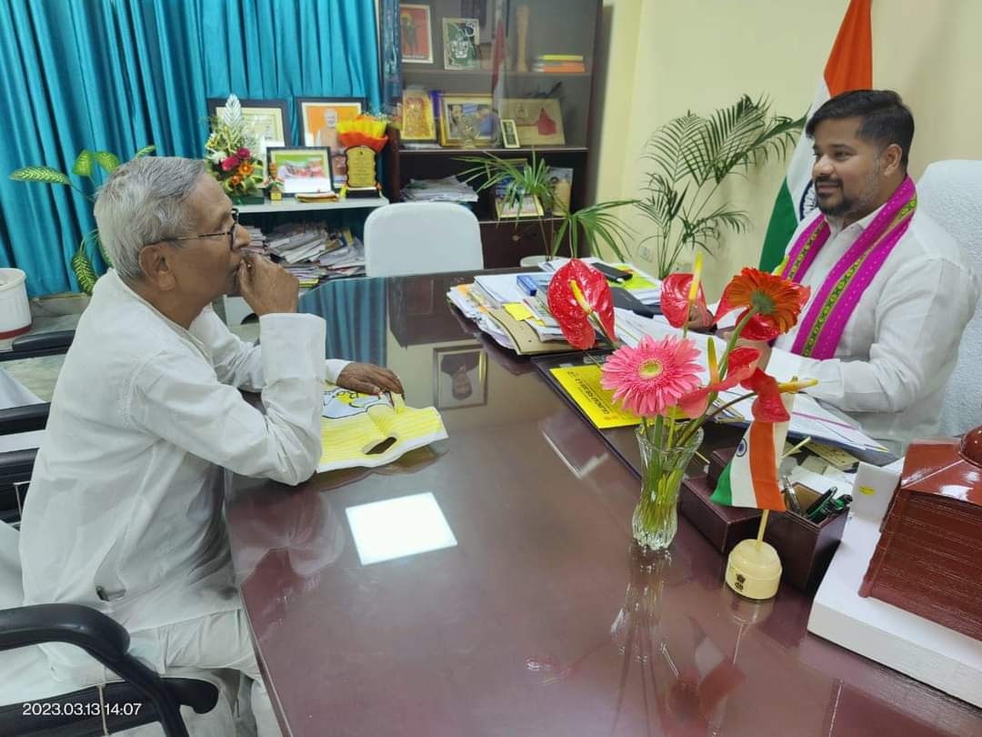 🚨🧧Former MP of the state, senior leader and eminent writer Ajay Biswas paid a courtesy call on Minister Sushant Chowdhury at the Secretariat on Monday.  He handed over some books written by him to the minister. Various issues were discussed in them.Incidentally, he was seen at the swearing-in ceremony of the BJP government  at the Vivekananda Maidan.