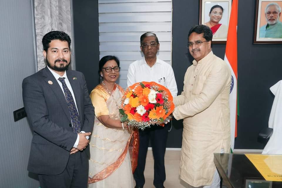 🚨🧧Bangladesh Cumilla MP Prangopal Dutta, his wife Jayashree Roy and Bangladesh Assistant High Commissioner Agartala Arif Mohammad in  met in a courtesy meeting at the Chief Minister’s official residence on Thursday.