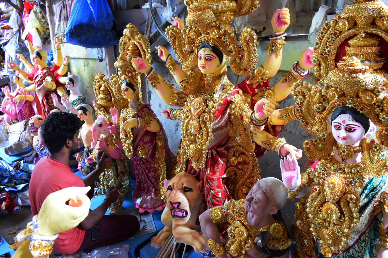 🚨🧧Artists are busy making Basanti idols in Agartala