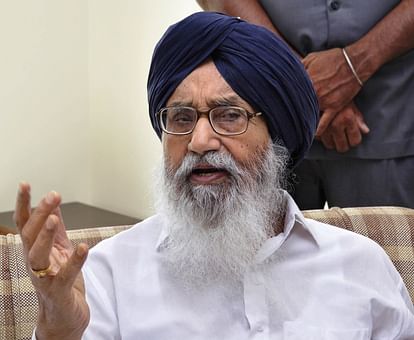 🚨🧧Five-time Chief Minister of Punjab Prakash Singh Badal passed away. He breathed his last on Tuesday night. He was 95 years old at the time of his death. Prime Minister Narendra Modi expressed grief over his death. Modi tweeted, “The passing away of Prakash Singh Badal is my personal loss.