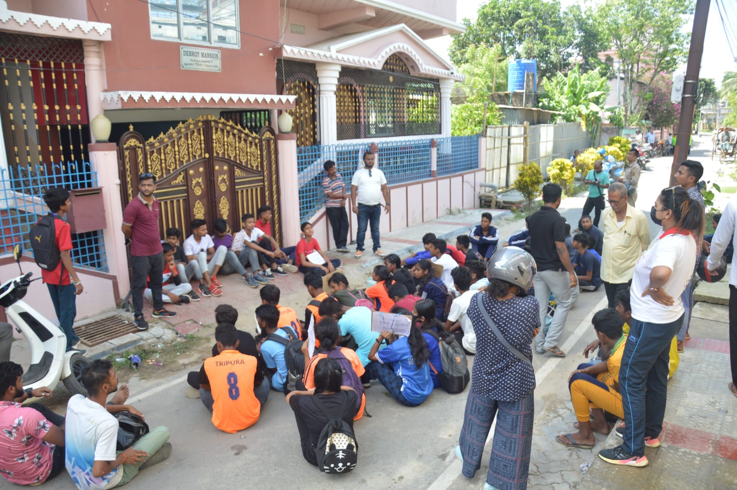 🚨🧧 অলিম্পিক এসোসিয়েশনের সেক্রেটারি পদ থেকে পদত্যাগের দাবিতে খেলোয়াড়রা ঘেরাও করল রূপক দেবরায়ের বাড়ি