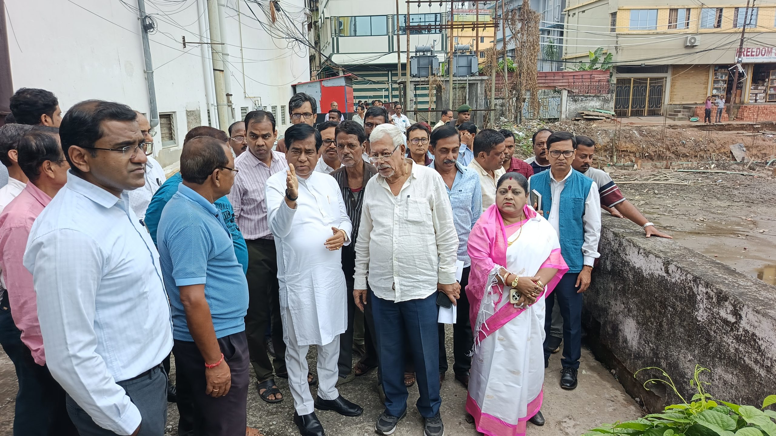 মধ্যপাড়ার পুকুর সংস্কারে উদ্যোগ পুর নিগমের, পরিদর্শনে মেয়র