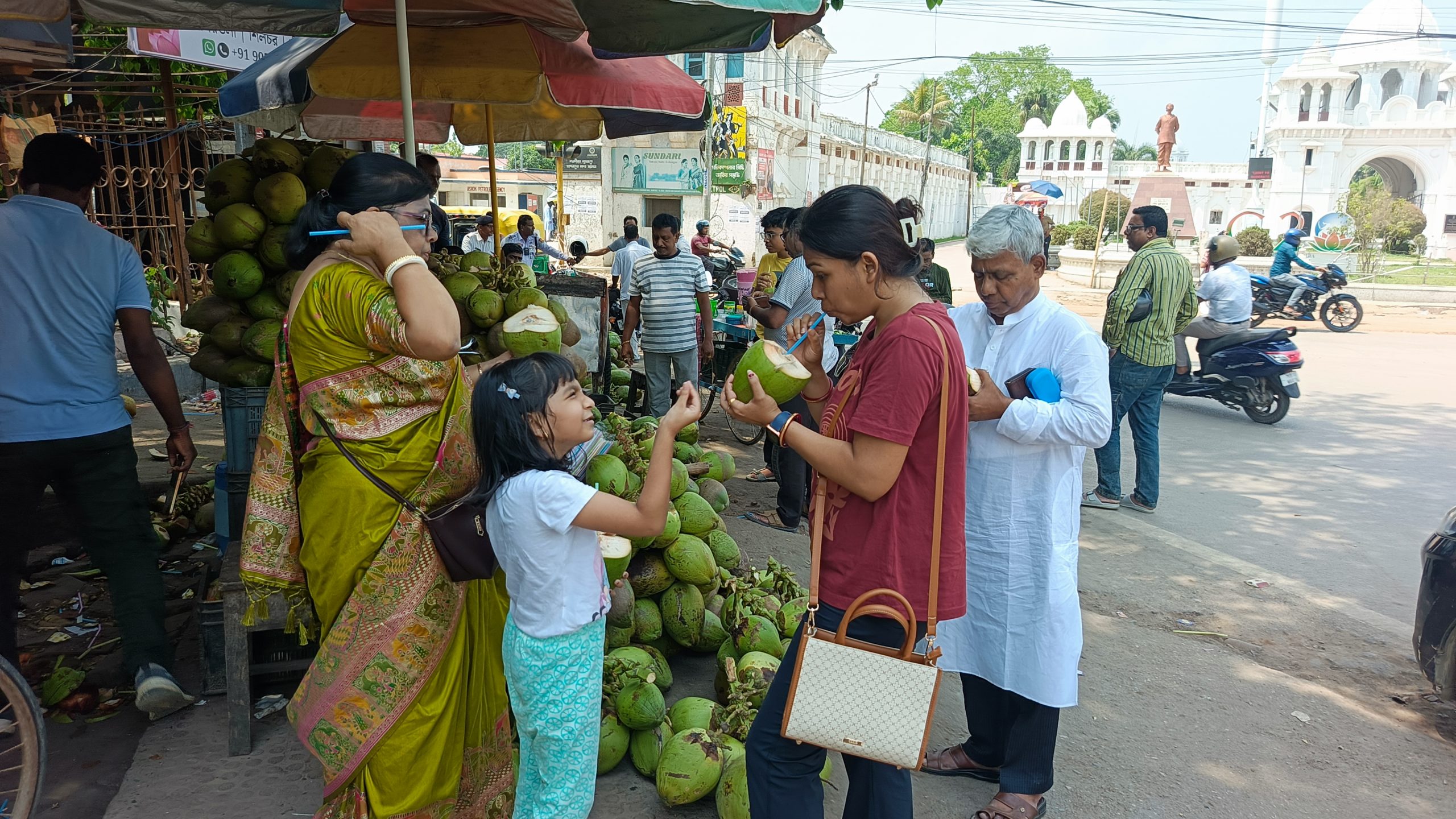 বৈশাখের শুরুতেই বাড়ছে গরম, বাড়ছে ডাবের চাহিদা